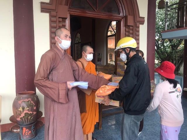Ban Từ thiện - Xã hội Phật giáo tỉnh Bình Định tặng 400 phần quà đến bà con vùng mưa lũ
