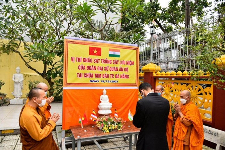 Đoàn đã chọn ví trí trồng cây lưu niệm tại chùa Tam Bảo