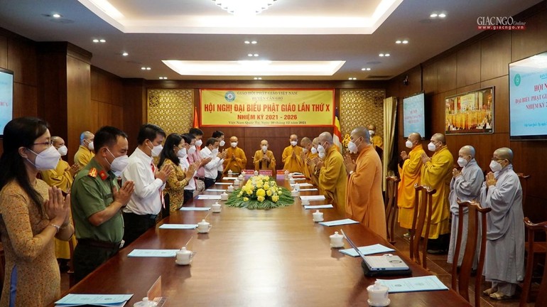 Đại biểu hội nghị trong nghi thức niệm Phật cầu gia hộ, tại Việt Nam Quốc Tự