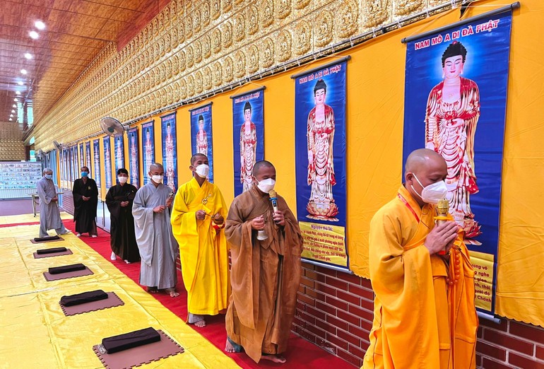 Chư Tăng và Phật tử trong nghi thức lễ vía Đức Phật A Di Đà 
