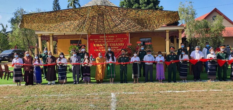 Cắt băng khánh thành sân bóng đá mini tại chùa Di Đà