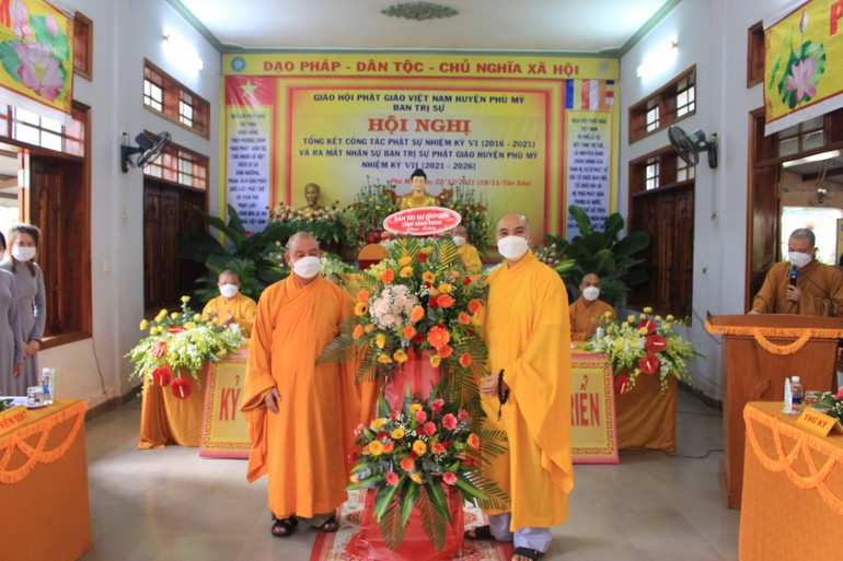 Ban Trị sự Phật giáo tỉnh tặng lẵng hoa chúc mừng hội nghị