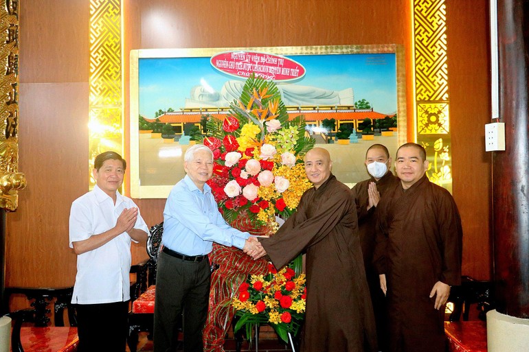 Ông Nguyễn Minh Triết trao tặng lẵng hoa chúc mừng Ban Trị sự trước thềm Đại hội Phật giáo tỉnh Bình Dương