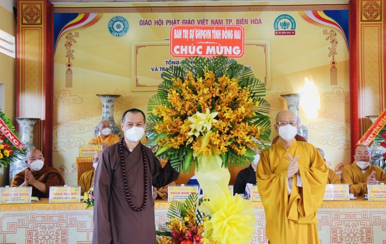 Đại diện Ban Trị sự GHPGVN tỉnh Đồng Nai tặng hoa chúc mừng hội nghị