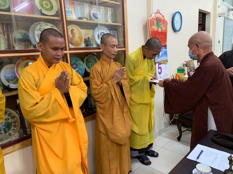 Hòa thượng Thích Minh Thông trao quà động viên các tân trụ trì các chùa ở huyện đảo Trường Sa