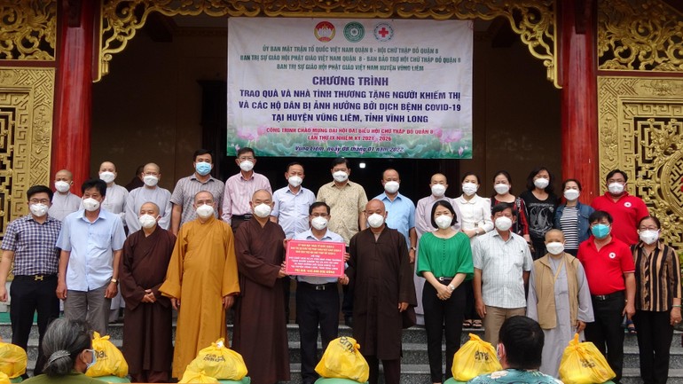  Ban Trị sự GHPGVN quận 8 phối hợp với các đơn vị trao quà đến người nghèo huyện Vũng Liêm