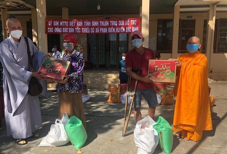 Các chùa tặng 200 phần quà Tết đến bà con nghèo tại Bình Thuận 