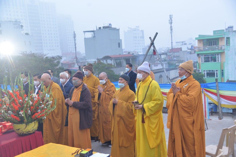 Chư tôn đức niêm hương lễ an vị long cốt ngôi Đại hùng bảo điện chùa Nam Hải
