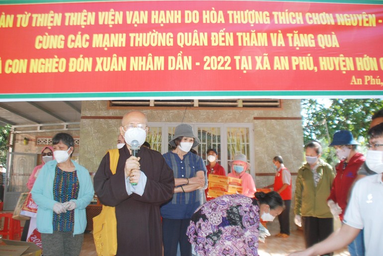 Hòa thượng Thích Chơn Nguyên, Trưởng Ban Từ thiện thiền viện Vạn Hạnh chúc Tết đến bà con địa phương