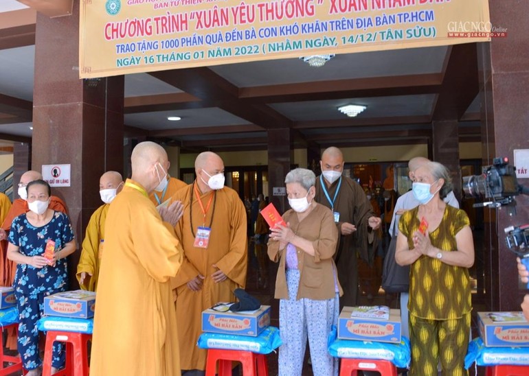 Chư vị giáo phẩm lãnh đạo Giáo hội trao quà đến người nghèo tại Việt Nam Quốc Tự hôm 16-1-2022 - Ảnh: Bảo Toàn
