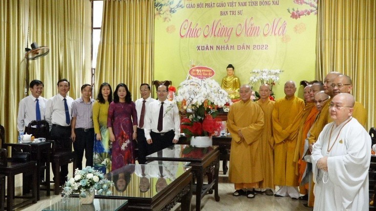 Đoàn lãnh đạo Tỉnh ủy tặng hoa chúc mừng Xuân Nhâm Dần đến Ban Trị sự tỉnh
