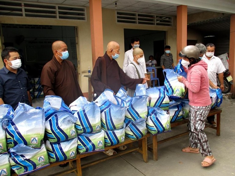Chùa Phước Lâm tặng 770 phần quà Tết cho hộ nghèo trong huyện