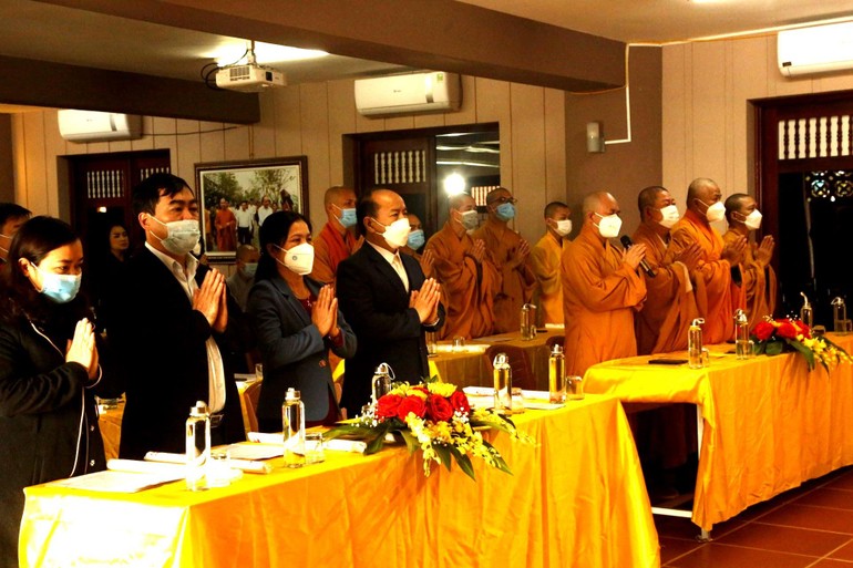 Chư tôn đức và đại diện các cơ quan tỉnh Điện Biên tham dự hội nghị
