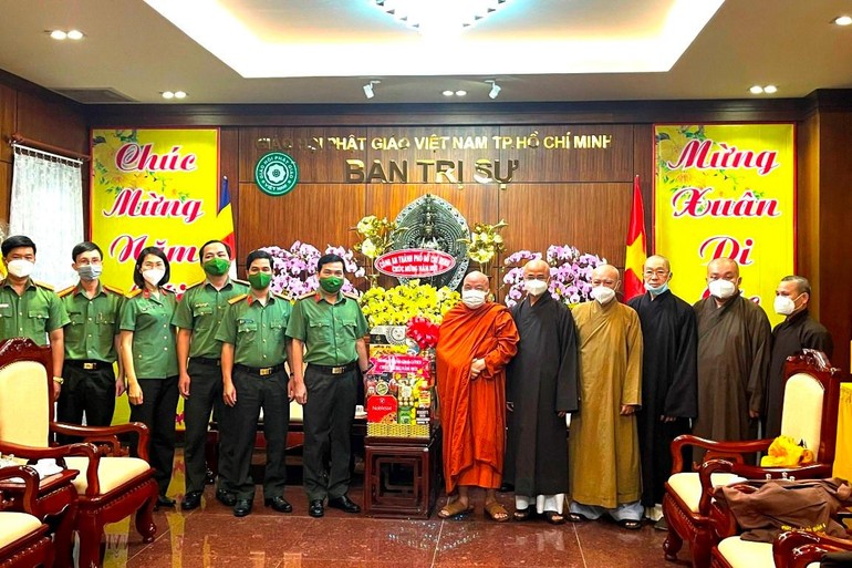 Đại tá Nguyễn Sỹ Quang tặng quà chúc xuân đến chư tôn đức - Ảnh: Minh Nhân