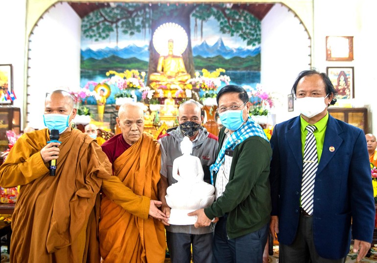 Đại đức Thích Pháp Hiếu trao tặng tôn tượng Đức Phật Thích Ca Mâu Ni đến đoàn Tổng Lãnh sự