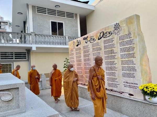Chư tôn giáo phẩm nhiễu Phật cầu nguyện theo nghi thức thiền môn