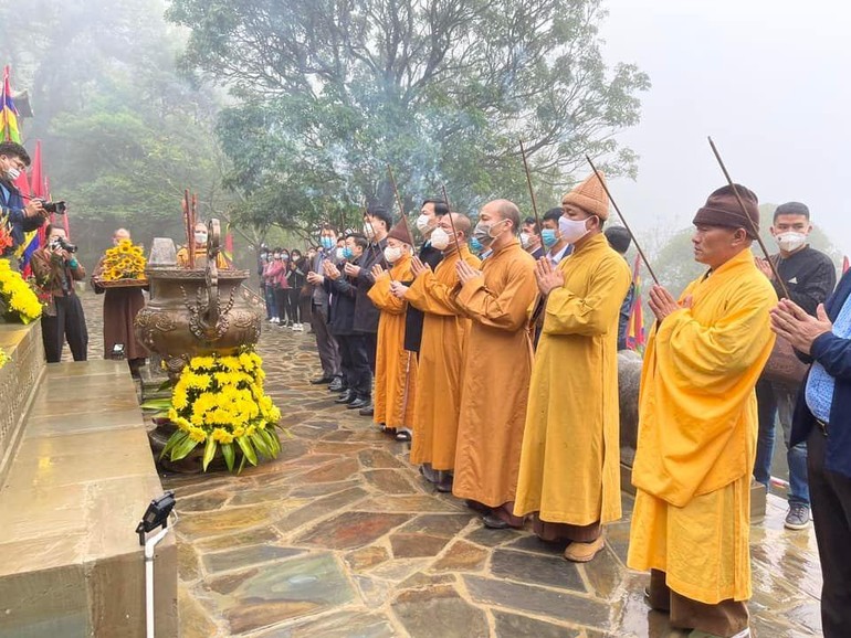 Dâng hương cầu nguyện tại chùa Ngọa Vân