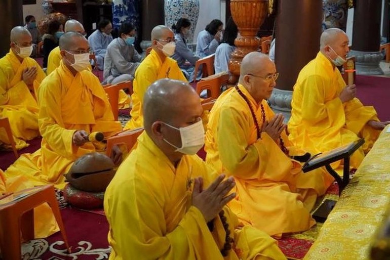 Chư Tăng, Phật tử chùa Thiên Minh trì tụng trong khóa lễ cầu an đầu năm