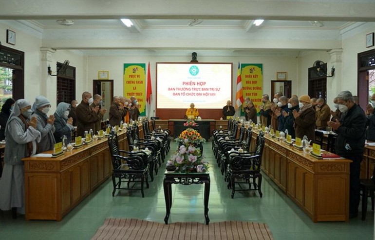 Chư tôn đức Ban Trị sự Phật giáo Thừa Thiên Huế niệm Phật cầu gia hộ trước buổi họp