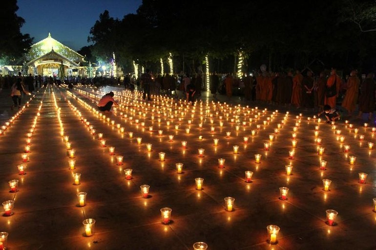 Phật tử thắp hàng ngàn ngọn đèn trong khuôn viên thiền viện Phước Sơn