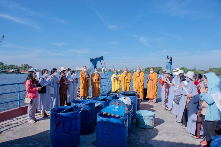 Chùa Minh Đạo tổ chức phóng sinh cá ra sông Sài Gòn
