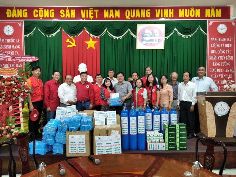 Đoàn thiện nguyện trao trang thiết bị y tế, thuốc đến Trung tâm Y tế huyện Tam Nông