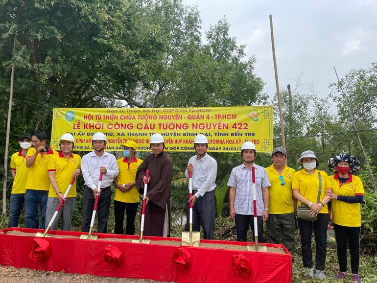 Hội Từ thiện chùa Tường Nguyên cùng đại diện địa phương khởi công xây cầu 422 tại tỉnh Bến Tre
