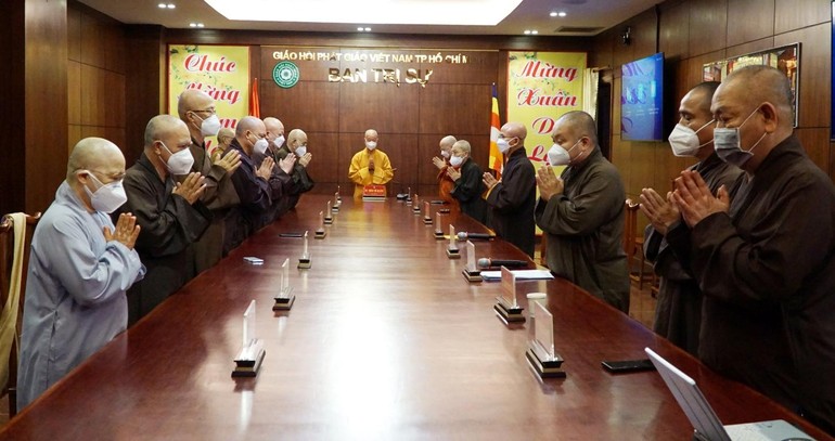 Chư tôn đức niệm Phật cầu gia hộ trước buổi họp