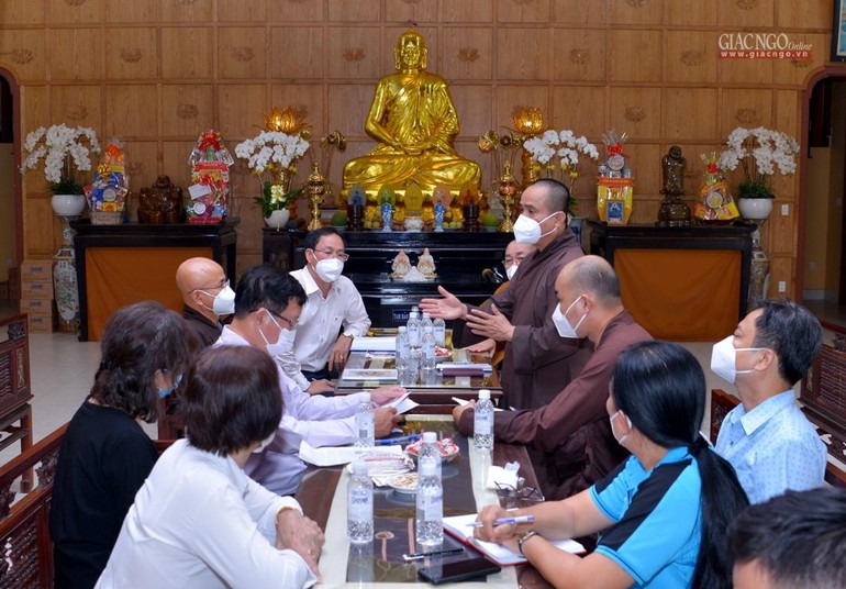 Buổi họp Ban Tổ chức lễ tang cư sĩ Tống Hồ Cầm tại chùa Hải Quang