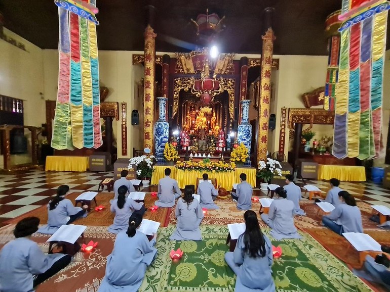 Câu lạc bộ Thanh thiếu niên Phật tử Quán Sứ tụng kinh cầu nguyện quốc thái dân an 