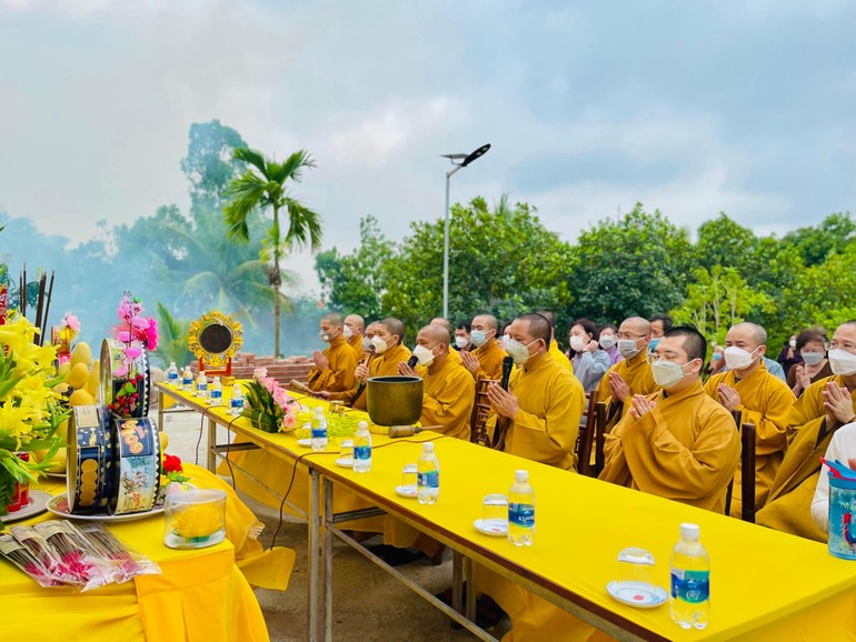 Chư tôn đức chú nguyện đúc bảo tượng Phật hoàng Trần Nhân Tông