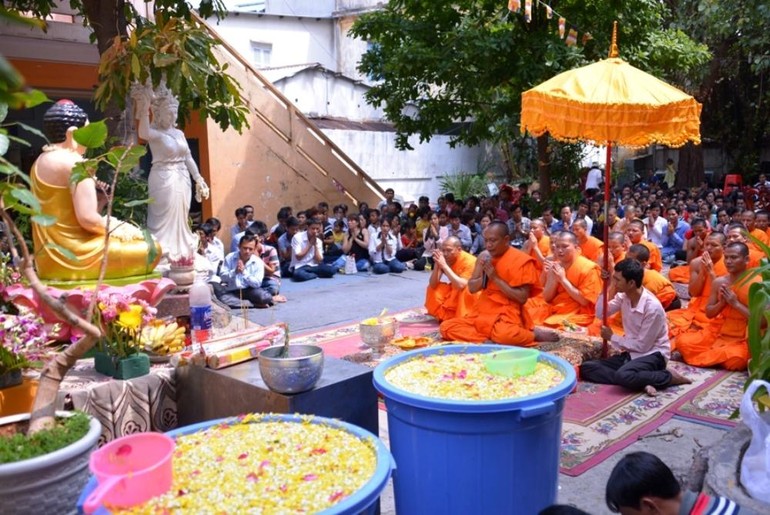 Chư Tăng, Phật tử chùa Candaransi mừng Tết Chôl Chnăm Thmây