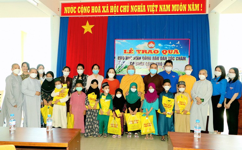 Đoàn trao quà đến học sinh dân tộc Chăm tại Trường Tiểu học Hòa Lộc, xã Minh Hòa