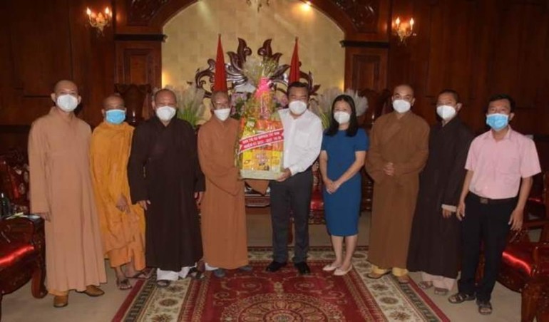 Hòa thượng Thích Huệ Tâm tặng quà cảm ơn lãnh đạo Tỉnh ủy sau Đại hội Phật giáo tỉnh Tây Ninh lần VII