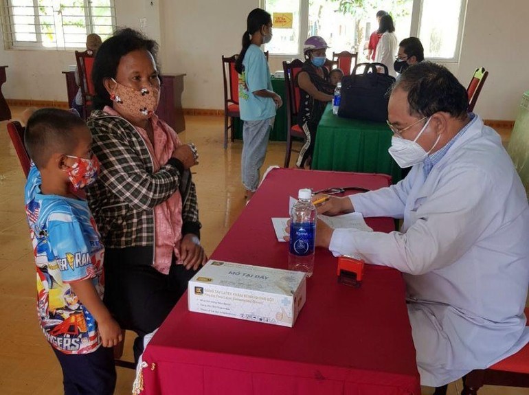 Đoàn y bác sĩ Bệnh viện Trưng Vương khám bệnh cho người nghèo Đắk G'Long
