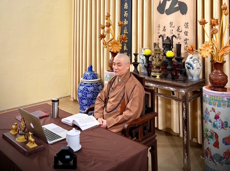 Thượng tọa Thích Tiến Đạt, viện chủ chùa Đại Từ Ân phụ trách lớp giáo lý Phật pháp căn bản