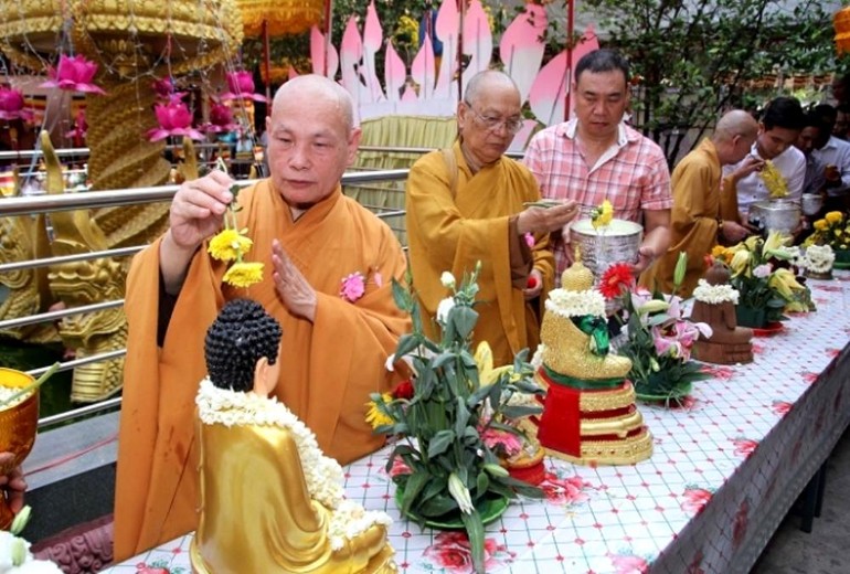Hòa thượng Thích Thiện Nhơn thực hiện nghi thức Tắm Phật mừng năm mới tại chùa Candaransi (TP.HCM, 2016)