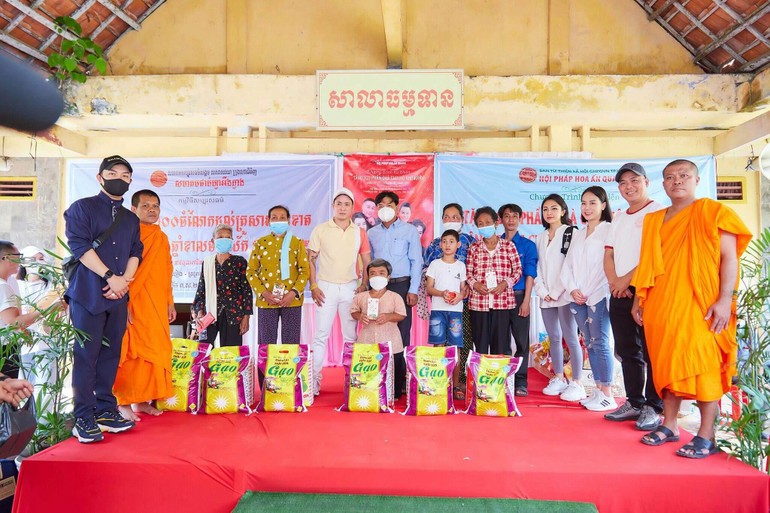 Hội Pháp Hoa Ấn Quang TP.HCM trao tặng 200 phần quà Tết Chôl Chnăm Thmây đến người dân Trà Vinh