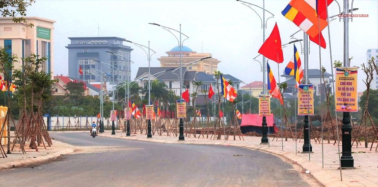 Ban Tổ chức thiết trí cờ, hoa chào mừng đại biểu về tham dự Đại hội đại biểu Phật giáo tỉnh Quảng Bình lần thứ IV