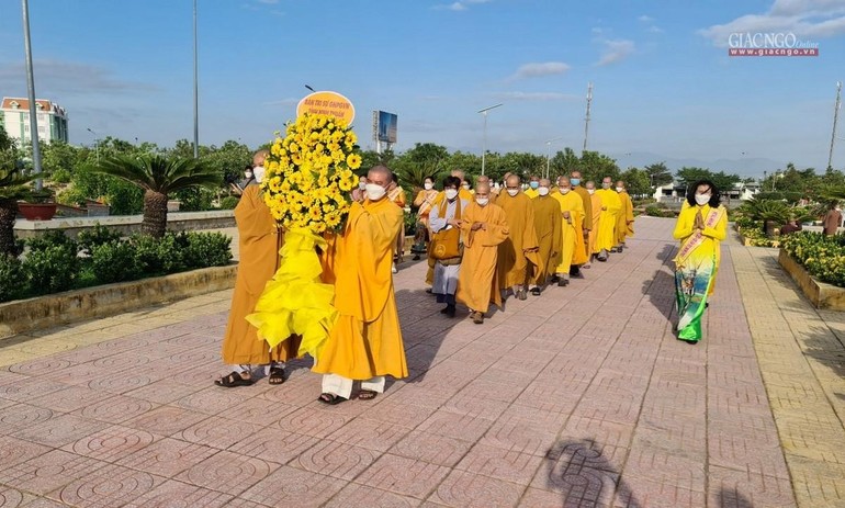 Đoàn chư tôn đức Ban Thường trực Ban Trị sự tỉnh Ninh Thuận dâng hoa tại Nghĩa trang Liệt sĩ tỉnh