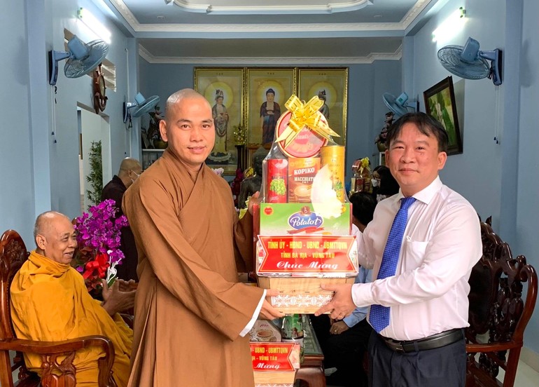 Ông Trần Tuấn Lĩnh chúc mừng đến Tăng Ni, Phật tử TP.Vũng Tàu nhân Đại lễ Phật đản Phật lịch 2566