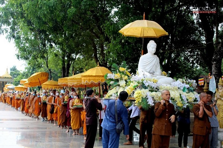Thiền viện Phước Sơn, đại chúng trang nghiêm tham gia lễ rước Phật trong khuôn viên