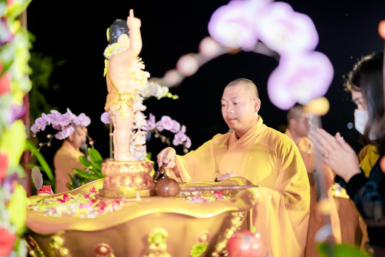 Lễ Tắm Phật thiêng liêng