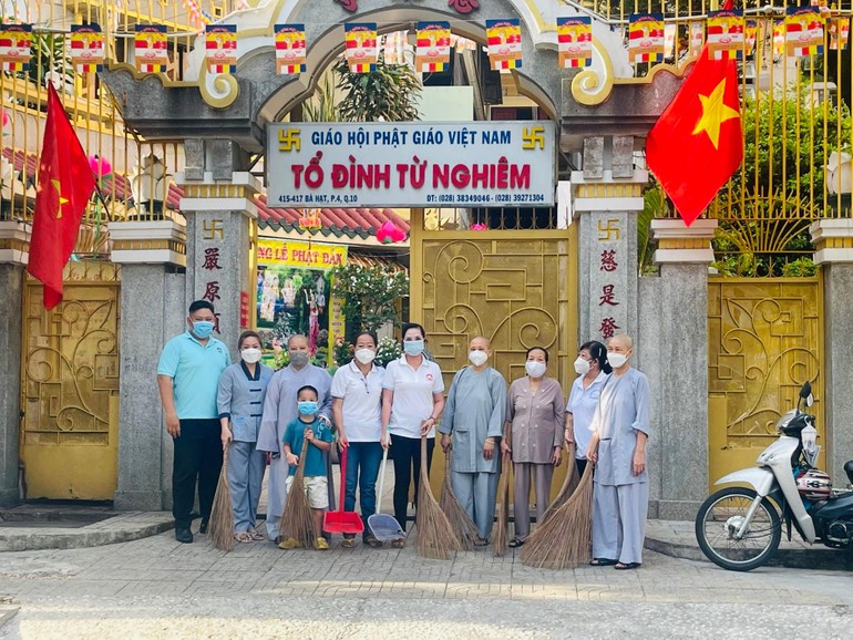 Ủy ban MTTQVN phường 4 kết hợp với chùa Từ Nghiêm tổ chức quét dọn vệ sinh đường phố đón mừng Phật đản