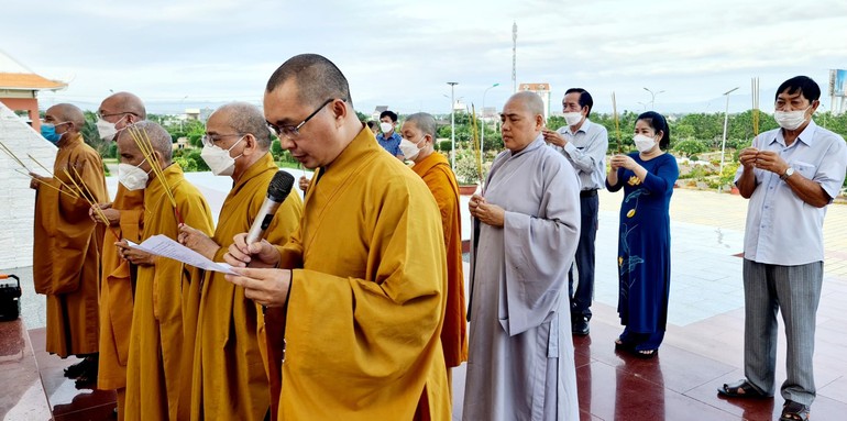 Ban Thường trực Ban Trị sự GHPGVN tỉnh Ninh Thuận dâng hương tưởng niệm các anh linh anh hùng liệt sĩ 