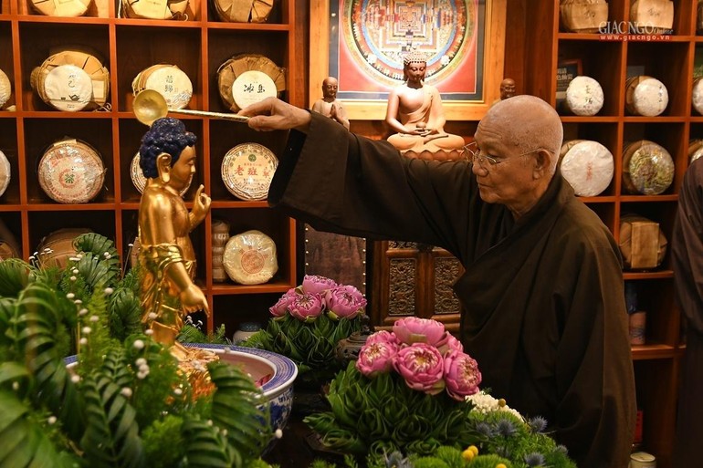 Hòa thượng Thích Minh Thông thực hiện lễ Tắm Phật tại tư gia Phật tử Hoa Tâm