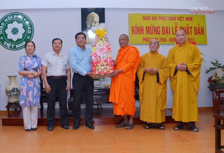 Ông Nguyễn Duy Tân trao quà chúc mừng Đại lễ Phật đản đến chư tôn đức Hội đồng Trị sự