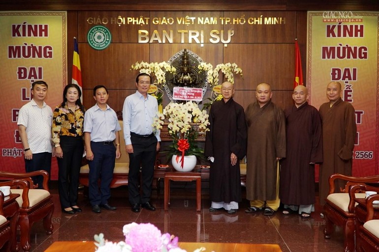 Lãnh đạo Quận ủy quận 10 thăm, tặng hoa chúc mừng Phật đản
