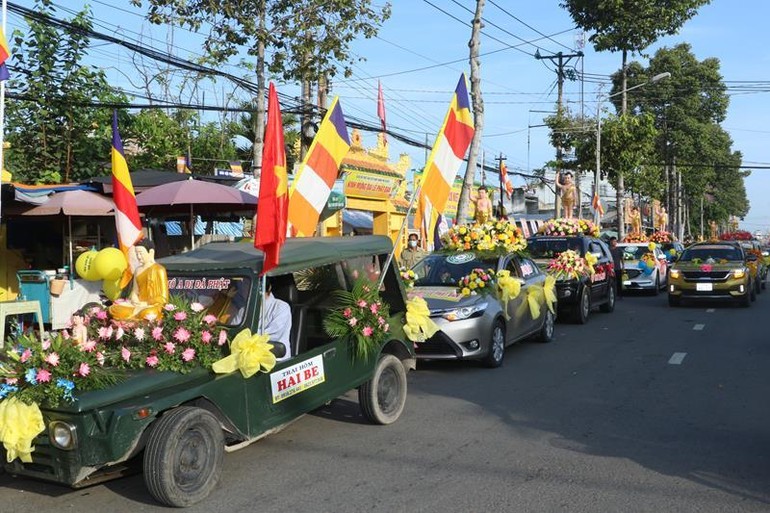 Ban Trị sự GHPGVN tỉnh diễu hành xe hoa Kính mừng Phật đản