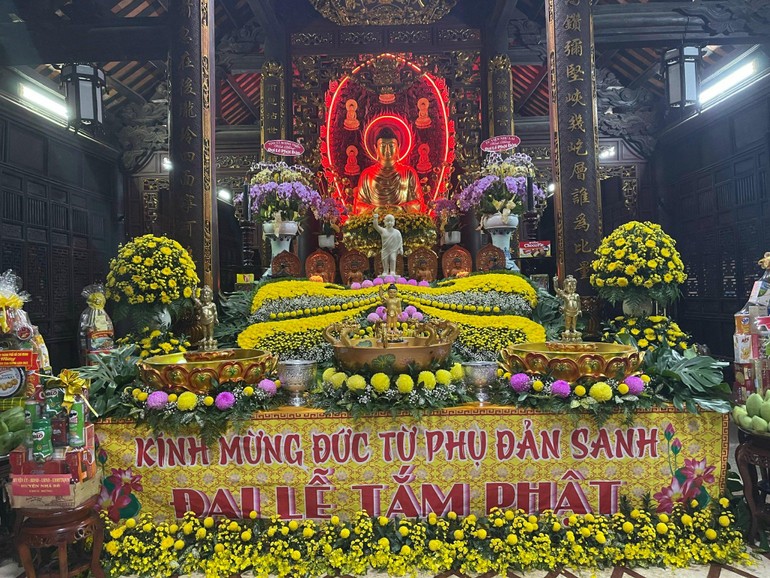 Trang nghiêm lễ đài Phật đản tại chánh điện chùa Pháp Võ, huyện Nhà Bè